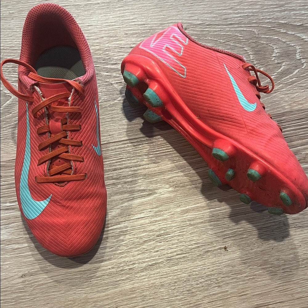 Soccer cleats- Nike Mercurial Vapor 16 Club Kids pinkish red and teal